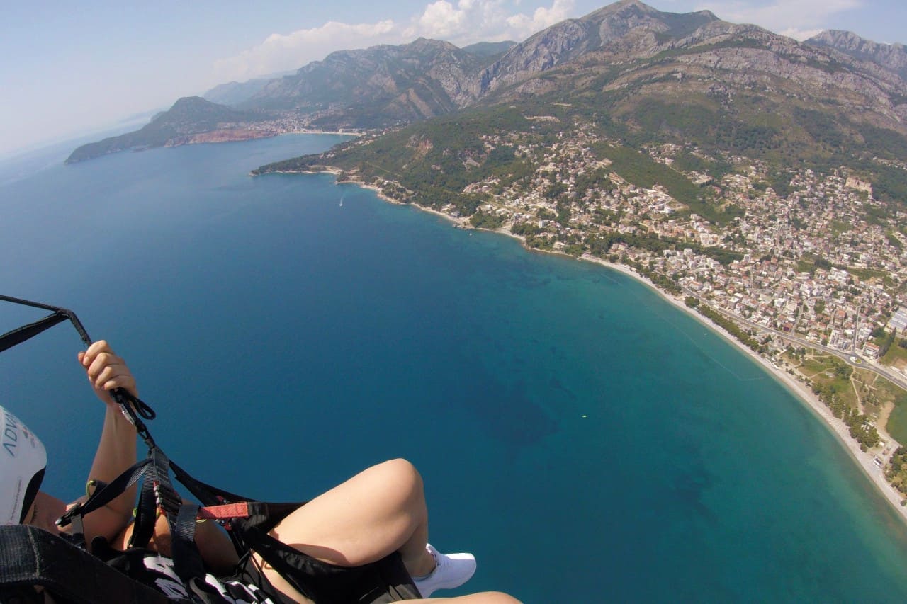 Panoramski Paraglajding u Gradu Baru: Iskusite Zapanjujuće Visine Crne Gore